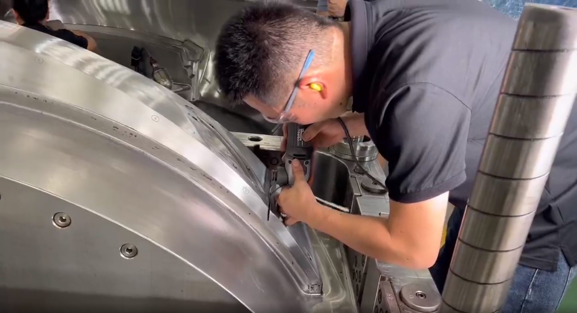 以精密、拋光和復合材料創新改變SMC模具制造